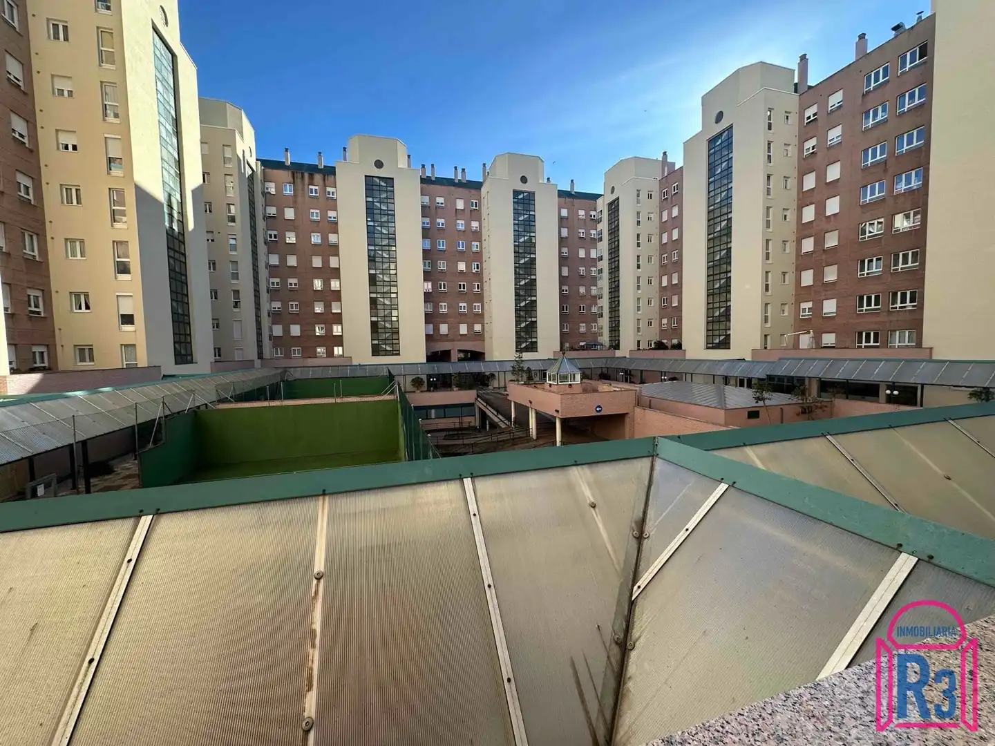 Vista exterior de Piso en venta en León Capital  con Calefacción, Terraza y Trastero