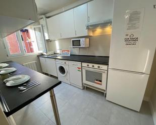 Cuina de Apartament per a compartir en  Madrid Capital amb Calefacció, Moblat i Microones
