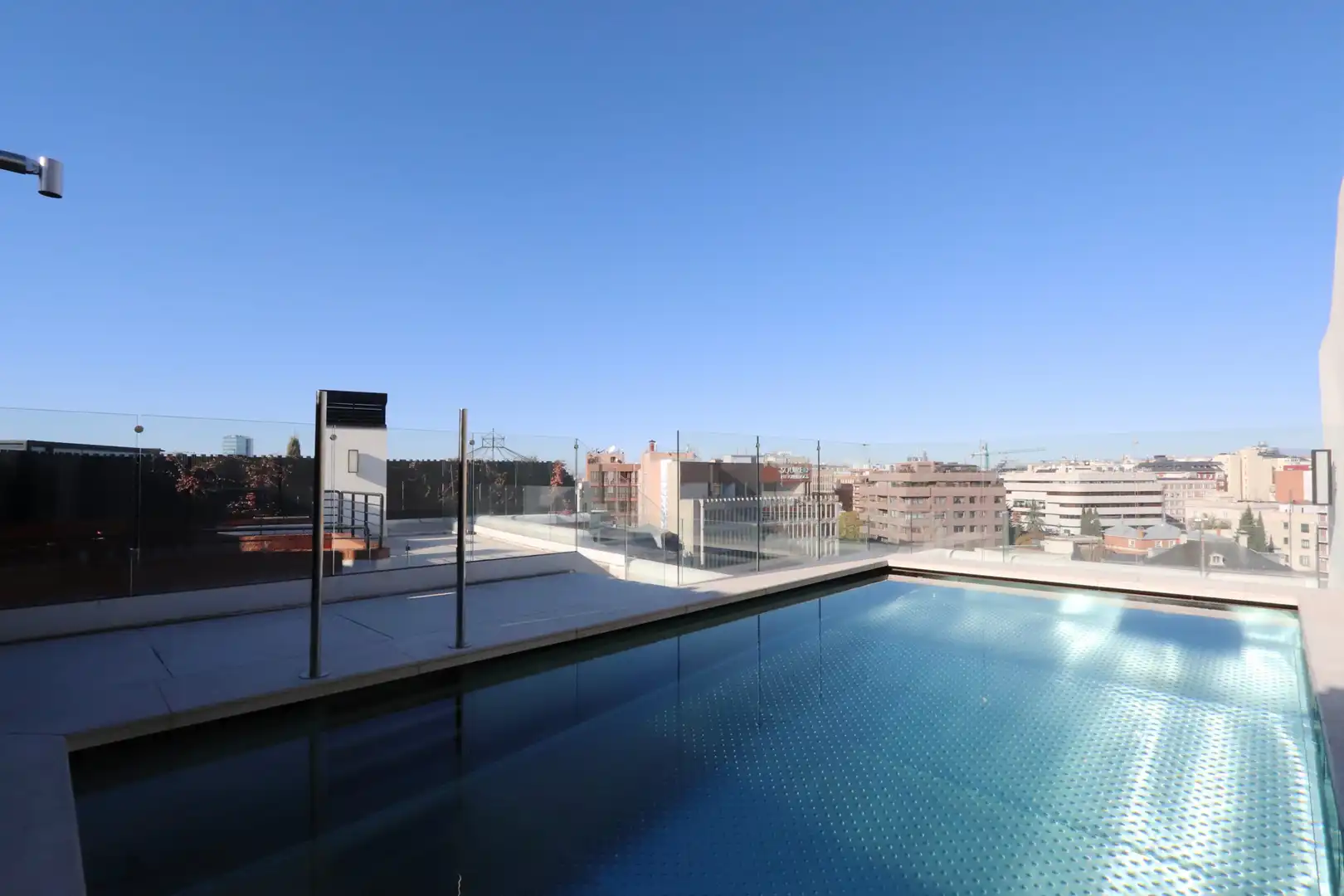 Piscina de Ático en venta en Madrid con Aire acondicionado, Calefacción y Jardín privado