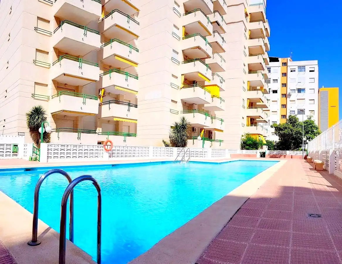 Piscina de Apartament de lloguer en Gandia amb Aire condicionat, Parquet i Terrassa