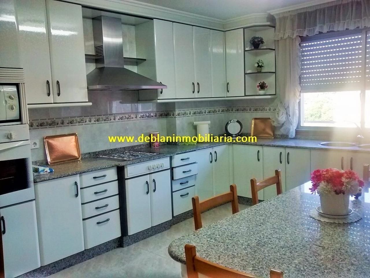 Cuina de Pis en venda en Cangas  amb Calefacció, Parquet i Traster