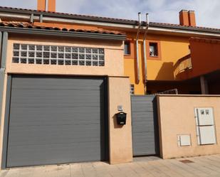 Vista exterior de Casa adosada en venda en Pioz amb Terrassa