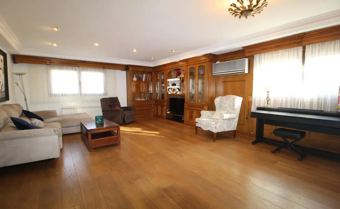 Sala d'estar de Casa o xalet en venda en L'Eliana amb Aire condicionat, Calefacció i Jardí privat