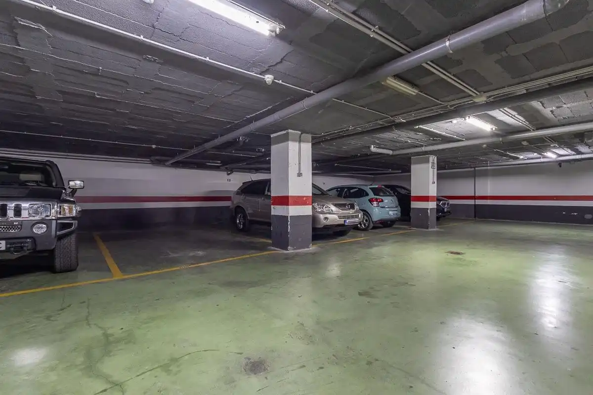 Parking de Piso de alquiler en Granada con Calefacción, Terraza y Trastero