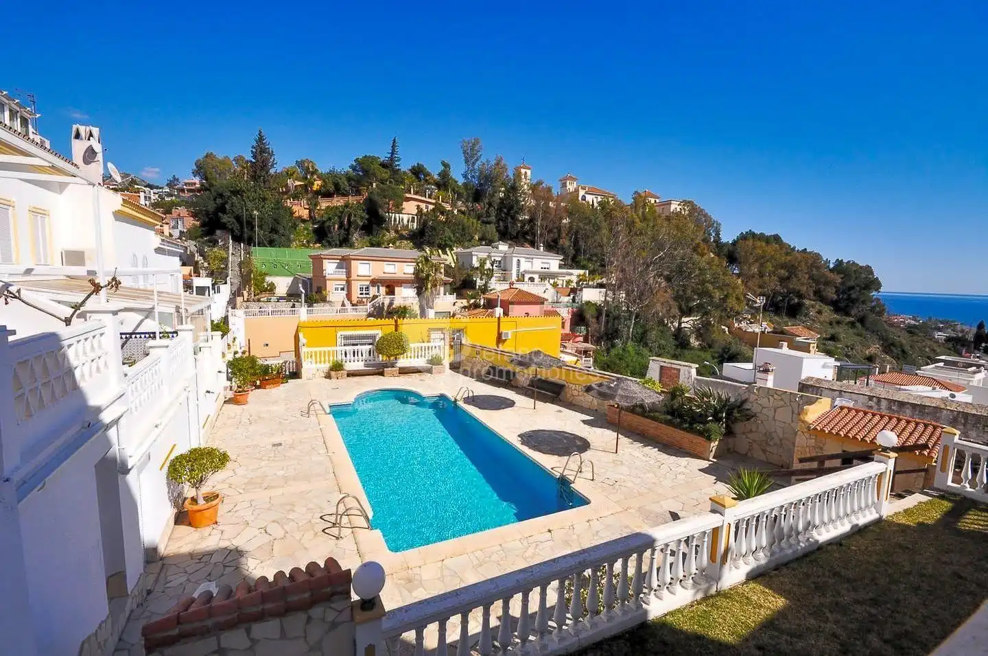 Piscina de Casa adosada en venda en Málaga amb Aire condicionat, Terrassa i Traster