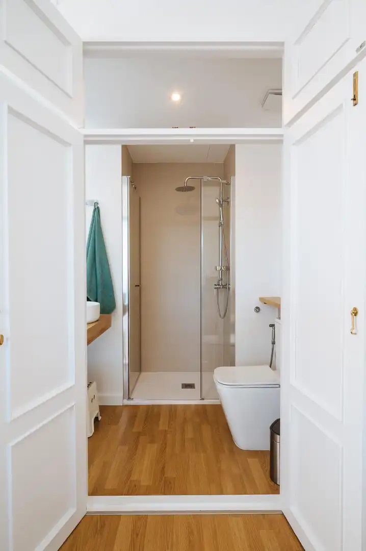 Bathroom of Flat for rent in Sevilla  with Air Conditioner and Furnished