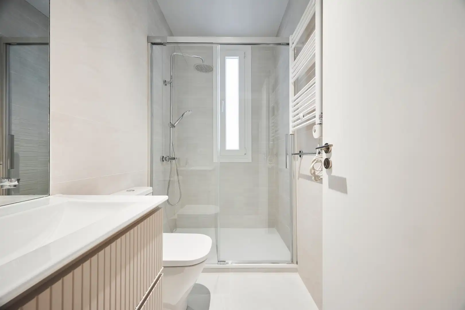 Badezimmer von Wohnung zur Miete in Madrid mit Klimaanlage, Heizung und Balkon