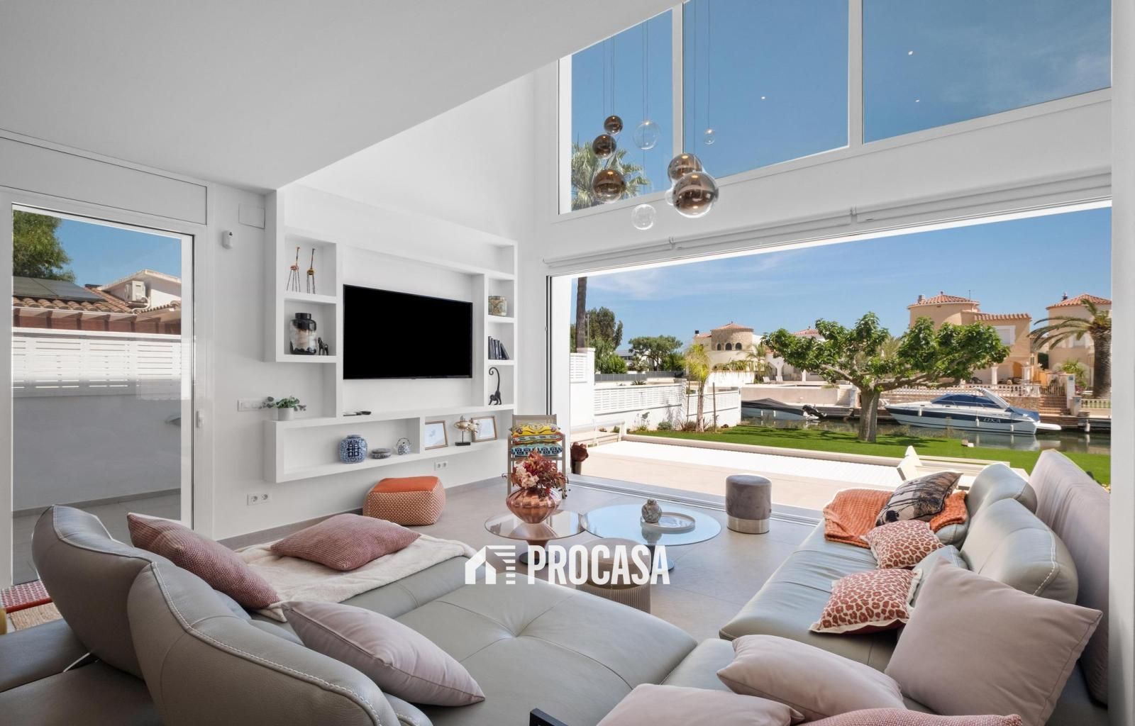 Sala d'estar de Casa o xalet en venda en Empuriabrava amb Aire condicionat, Calefacció i Traster