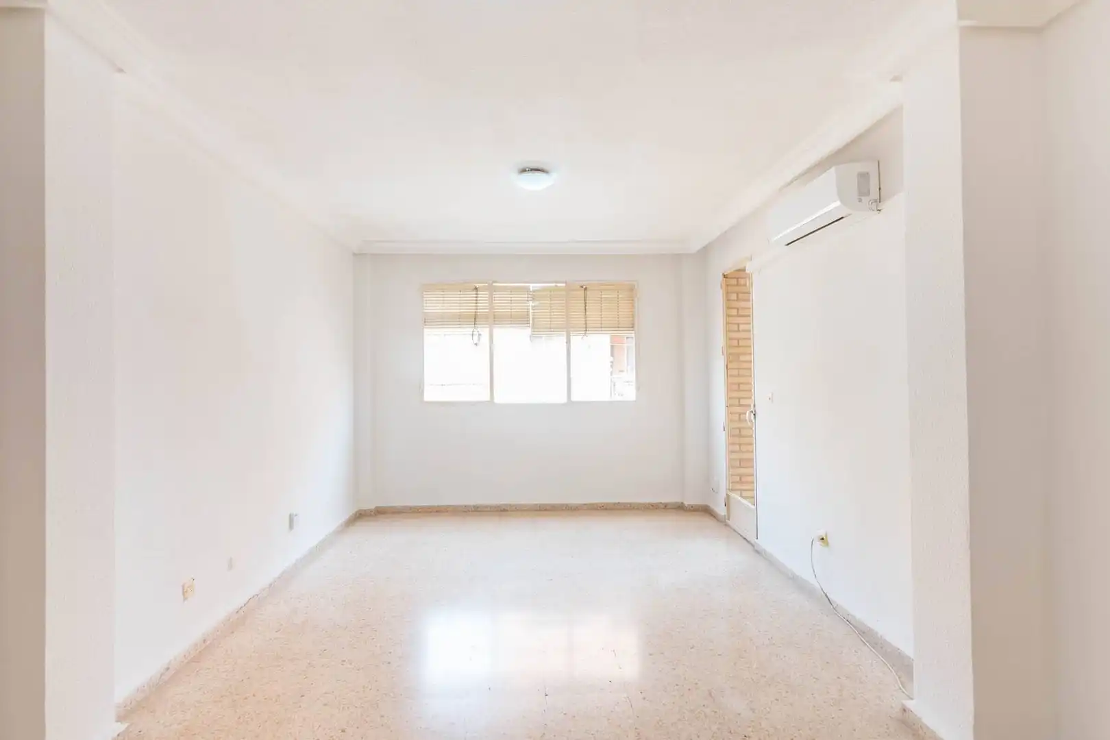 Piso con balcón en venta en Calle JAZMIN