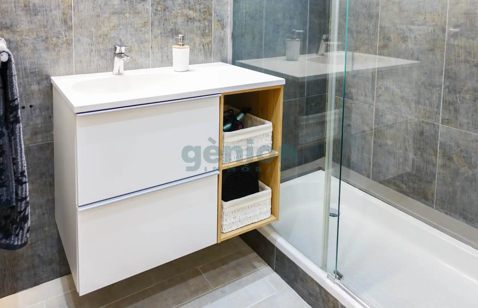 Baño de Piso en venta en Girona con Aire acondicionado, Calefacción y Balcón