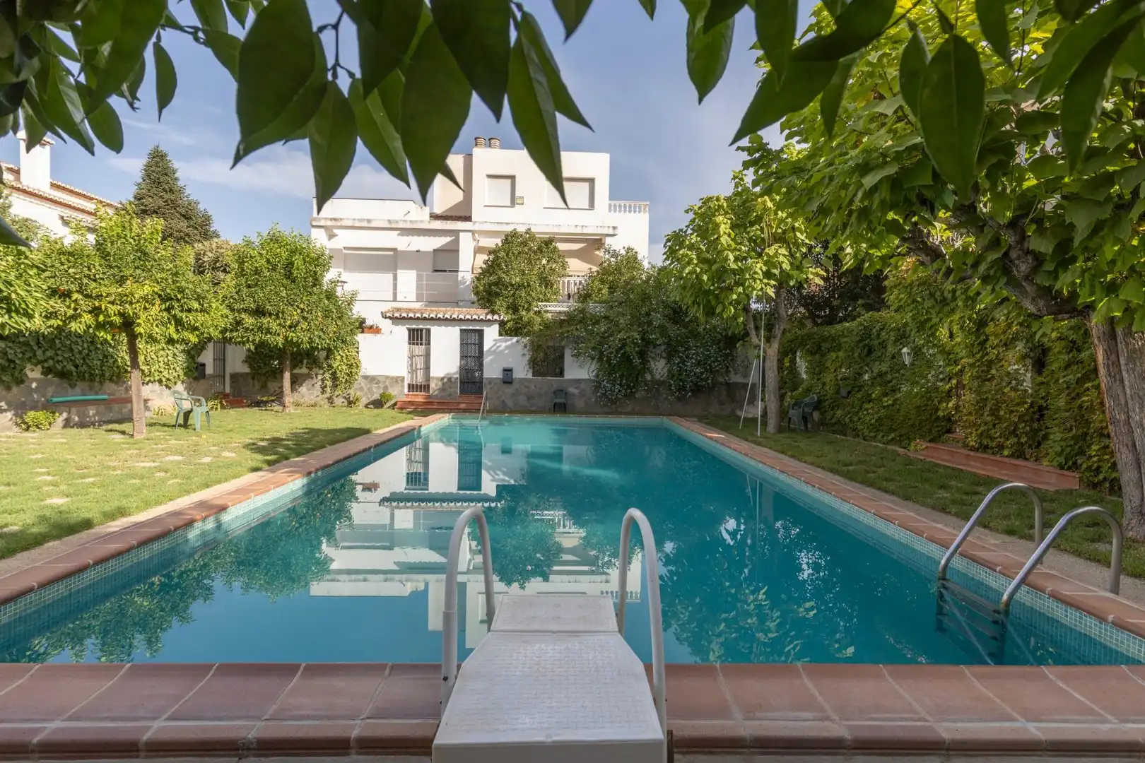 Piscina de Casa adosada en venta en Granada con Calefacción, Terraza y Trastero