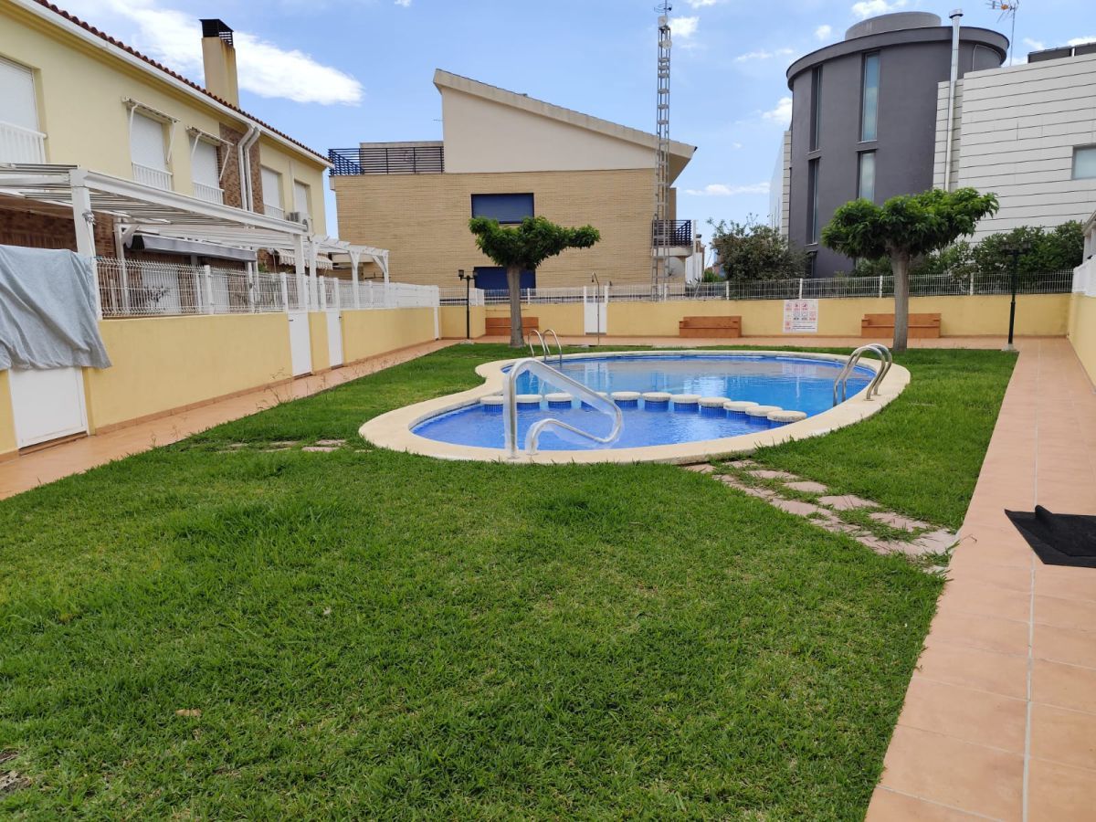 Piscina de Casa adosada en venda en Burriana / Borriana amb Aire condicionat, Terrassa i Traster