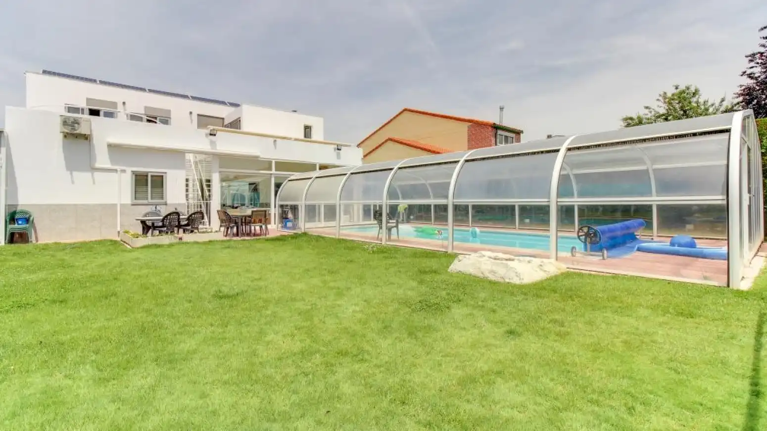 Schwimmbecken von Haus oder Chalet zum Verkauf in Villamayor mit Klimaanlage, Heizung und Privatgarten