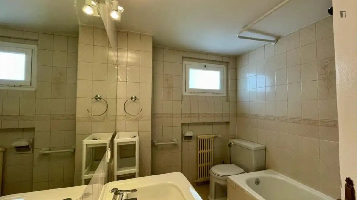 Badezimmer von Wohnungen zur untervermieten in Madrid mit Möbliert, Ofen und Waschmaschine