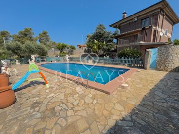 Villa avec balcon à vendre à Vallirana