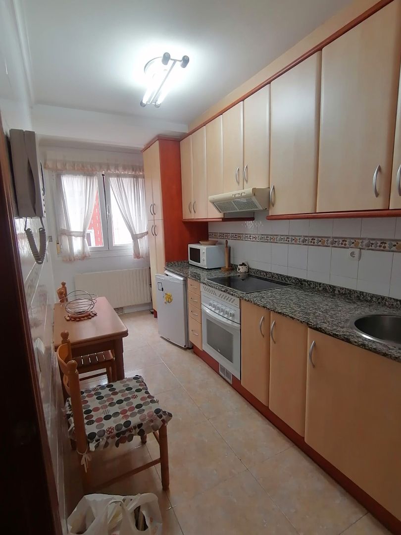 Cuina de Apartament en venda en Gijón  amb Calefacció, Parquet i Traster