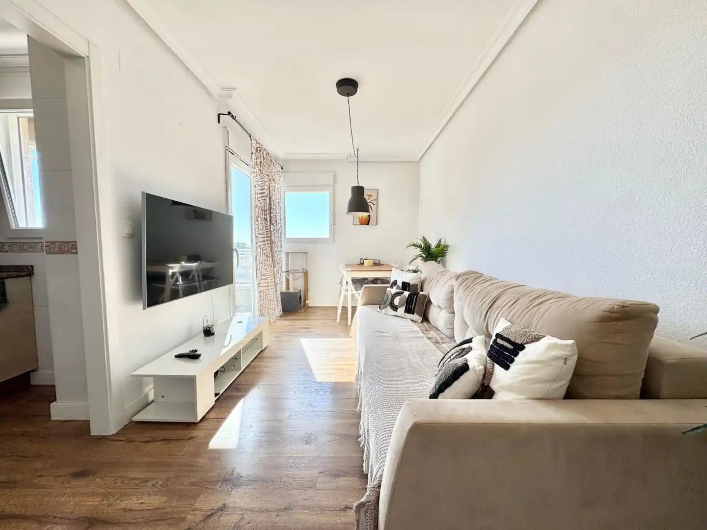Sala d'estar de Apartament de lloguer en Torrevieja amb Aire condicionat, Piscina i Moblat