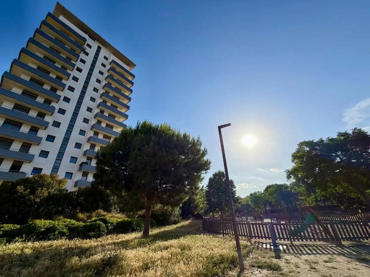 Vista exterior de Piso en venta en Montcada i Reixac con Aire acondicionado, Calefacción y Parquet