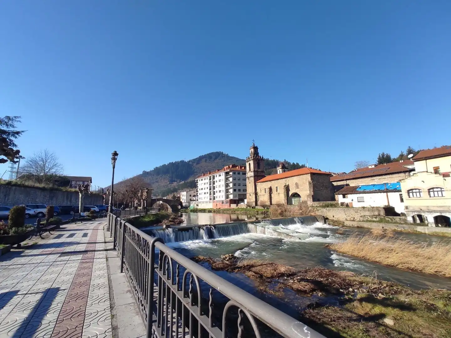 Außenansicht von Garage zum Verkauf in Balmaseda