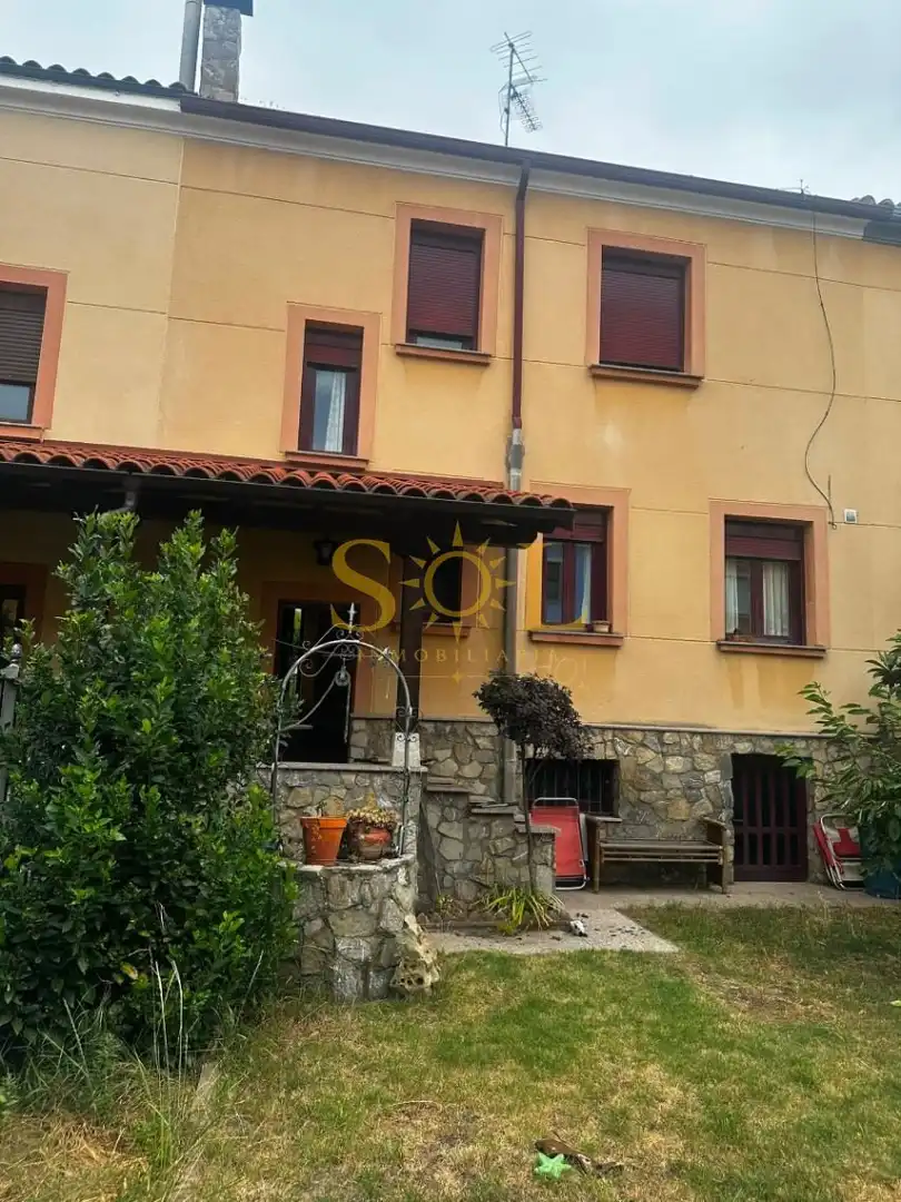 Vista exterior de Casa o xalet en venda en León Capital  amb Calefacció, Jardí privat i Terrassa