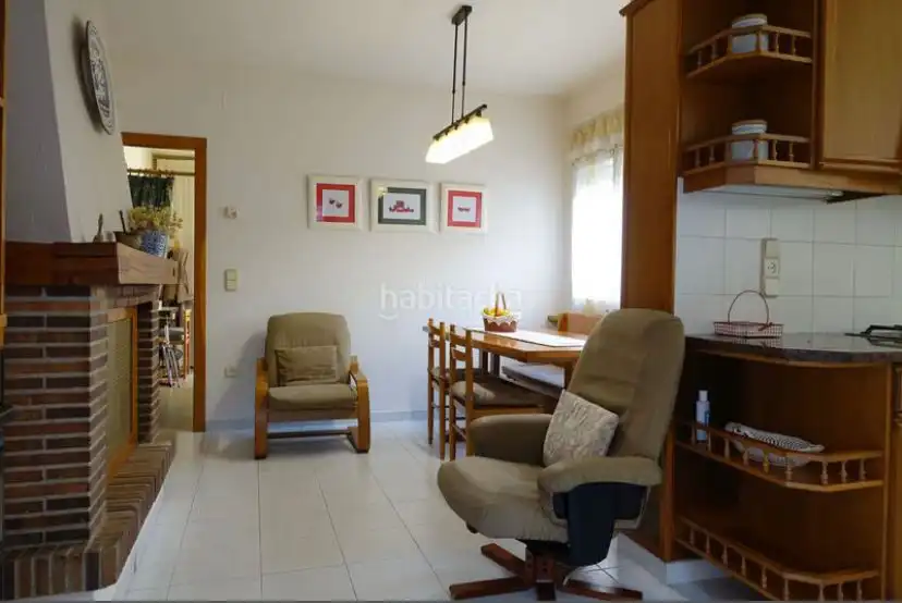 Sala d'estar de Casa o xalet en venda en Girona amb Calefacció, Jardí privat i Moblat