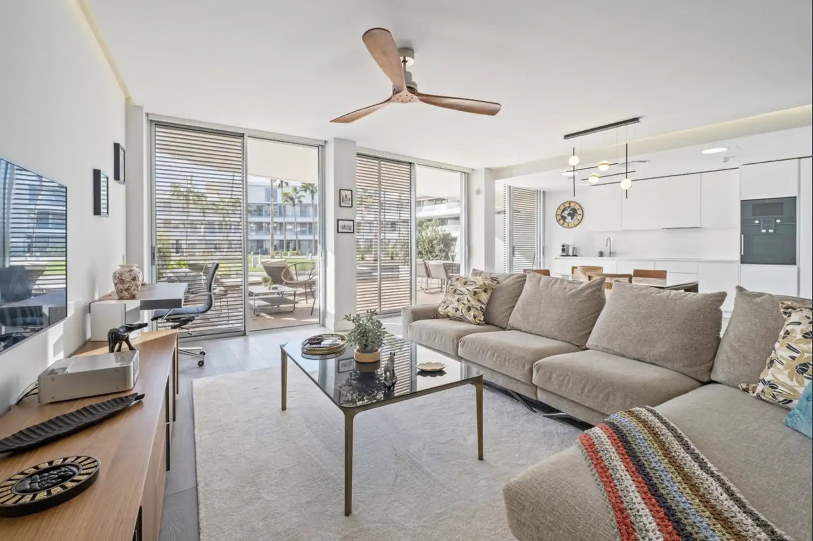 Sala d'estar de Apartament en venda en Estepona amb Aire condicionat, Jardí privat i Terrassa