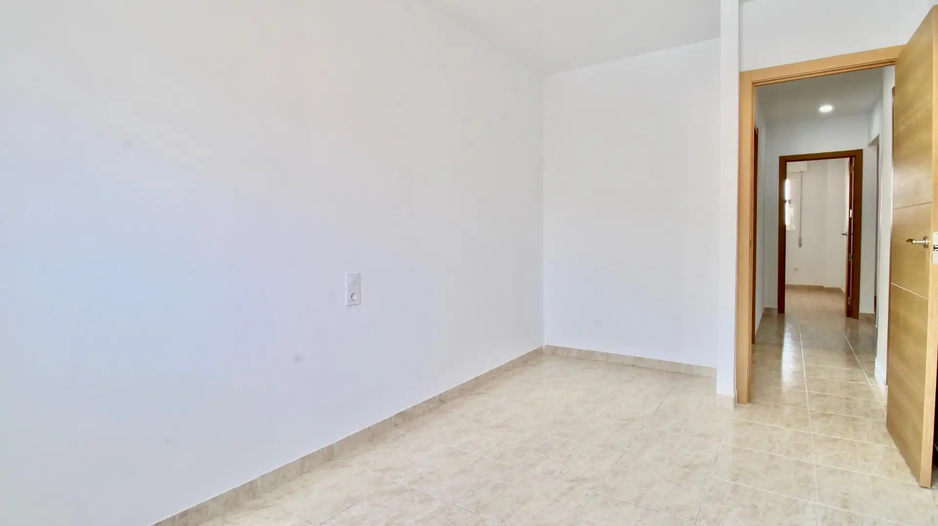 Habitación de Piso en venta en Roquetas de Mar con Jardín privado, Terraza y Piscina comunitaria