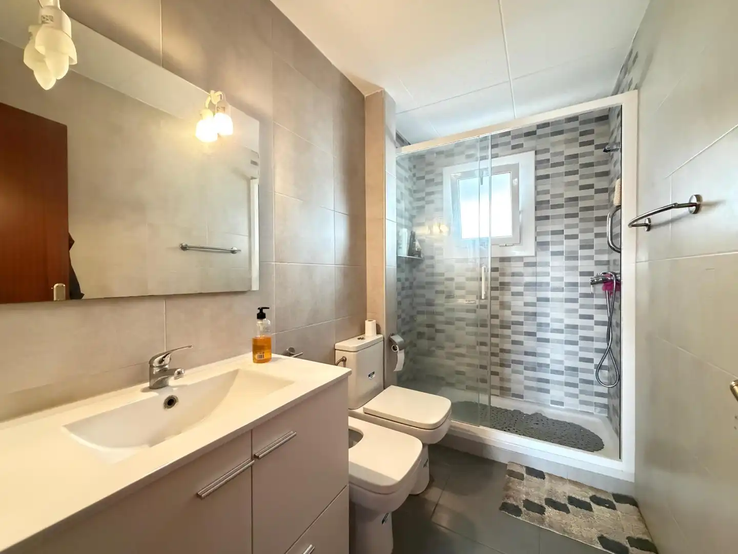 Badezimmer von Wohnung zum Verkauf in Viladecans