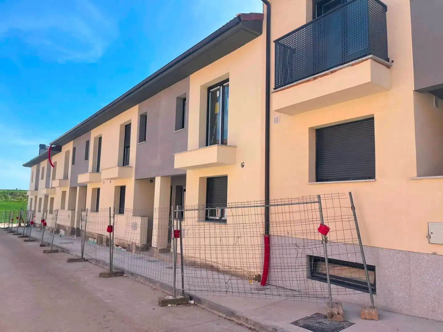 Vista exterior de Casa adosada en venda en Villagonzalo Pedernales amb Calefacció i Jardí privat