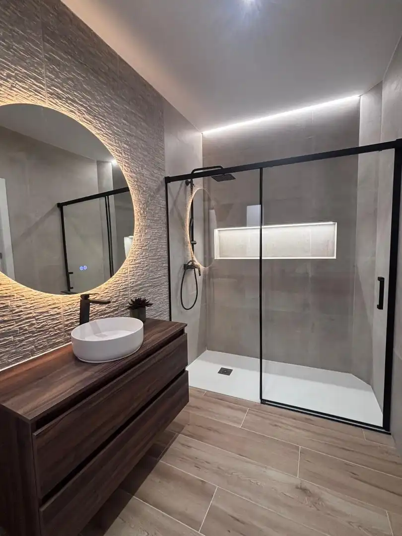 Bathroom of Flat for rent in Granada  with Air Conditioner, Furnished and Balcony