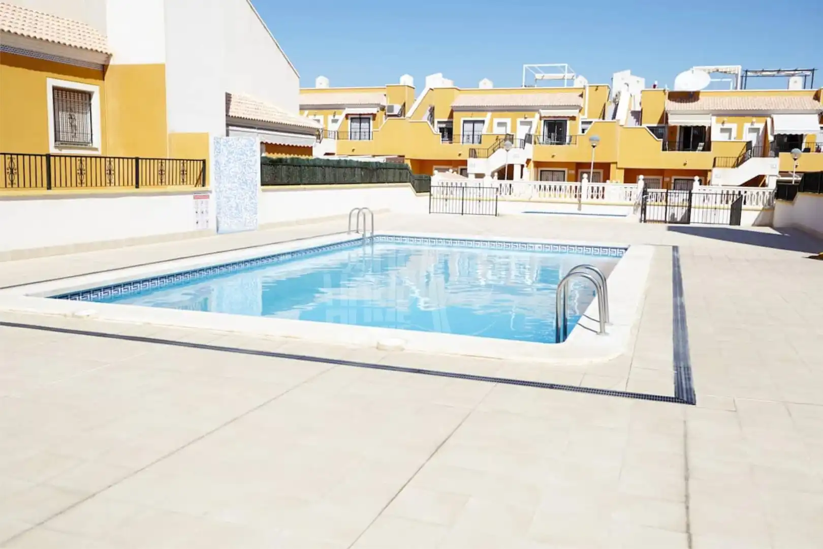 Piscina de Casa adosada en venda en Elche / Elx amb Calefacció, Jardí privat i Moblat