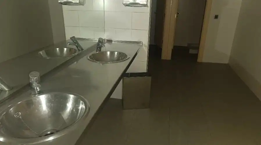 Badezimmer von Geschaftsraum zum Verkauf in Huesca mit Klimaanlage, Heizung und Alarm