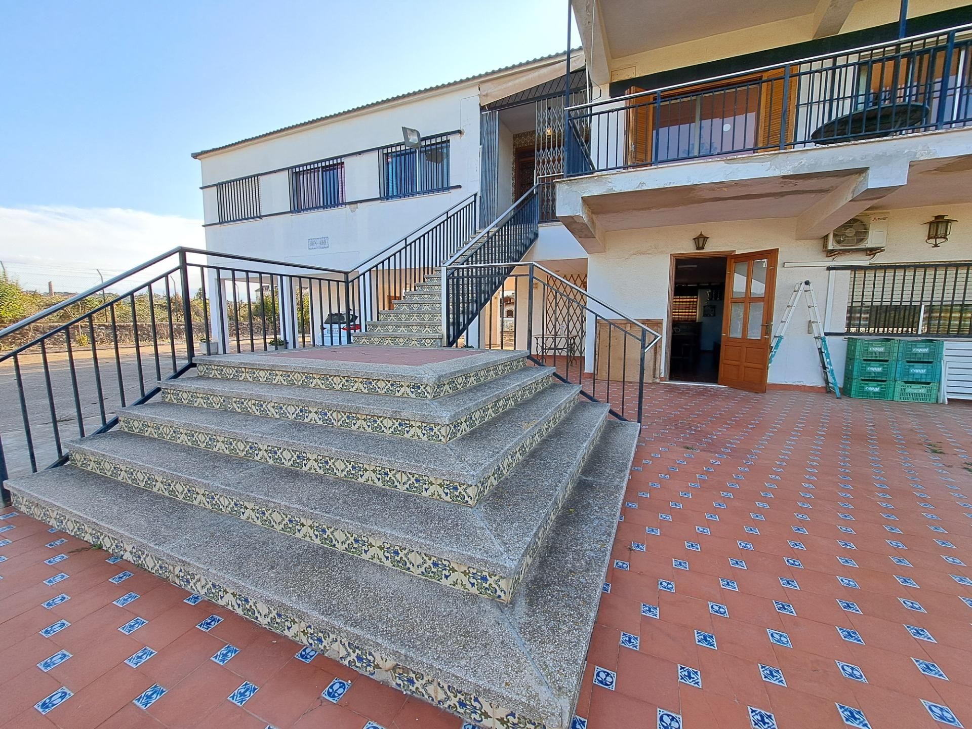 Vista exterior de Casa o xalet en venda en Alzira amb Jardí privat, Terrassa i Traster