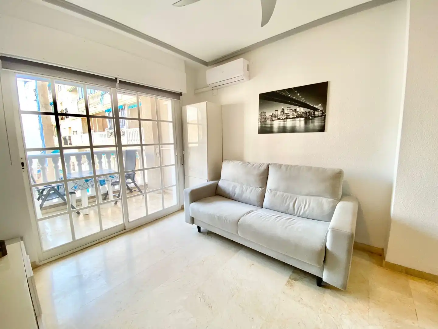 Sala de estar de Estudio de alquiler en Torrevieja con Aire acondicionado, Calefacción y Amueblado