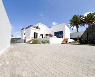 Vista exterior de Casa o xalet en venda en Teguise amb Aire condicionat, Jardí privat i Terrassa