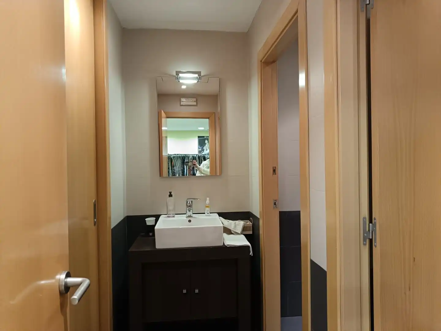 Bany de Oficina en venda en Barcelona amb Moblat