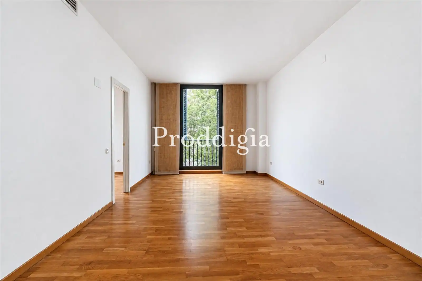 Piso con ascensor en venta en Consell de Cent