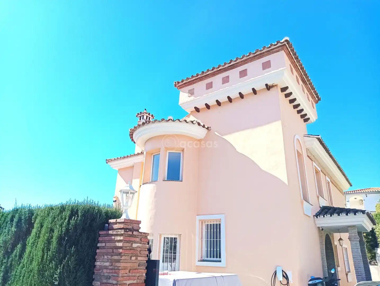 Vista exterior de Casa o xalet en venda en Benalmádena amb Aire condicionat, Calefacció i Jardí privat