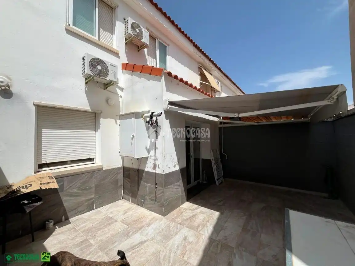 Vista exterior de Casa adosada en venta en Miguelturra con Aire acondicionado, Calefacción y Piscina comunitaria