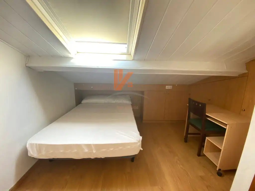 Dormitori de Apartament de lloguer en Santiago de Compostela  amb Calefacció i Moblat