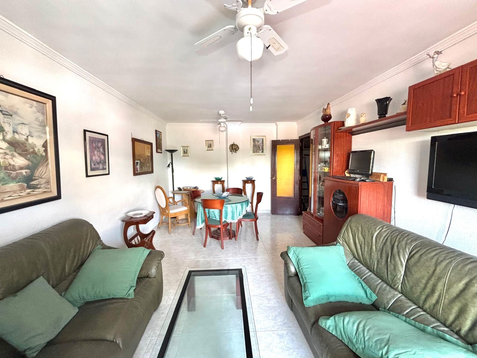 Sala de estar de Piso en venta en Benalmádena con Terraza, Trastero y Amueblado