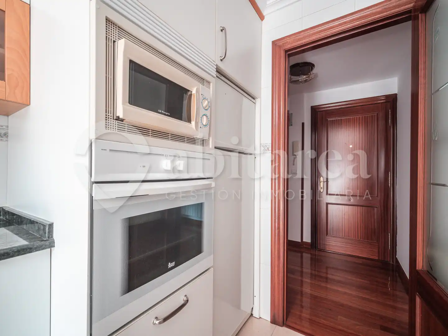 Cuina de Pis en venda en Camargo amb Calefacció, Parquet i Terrassa