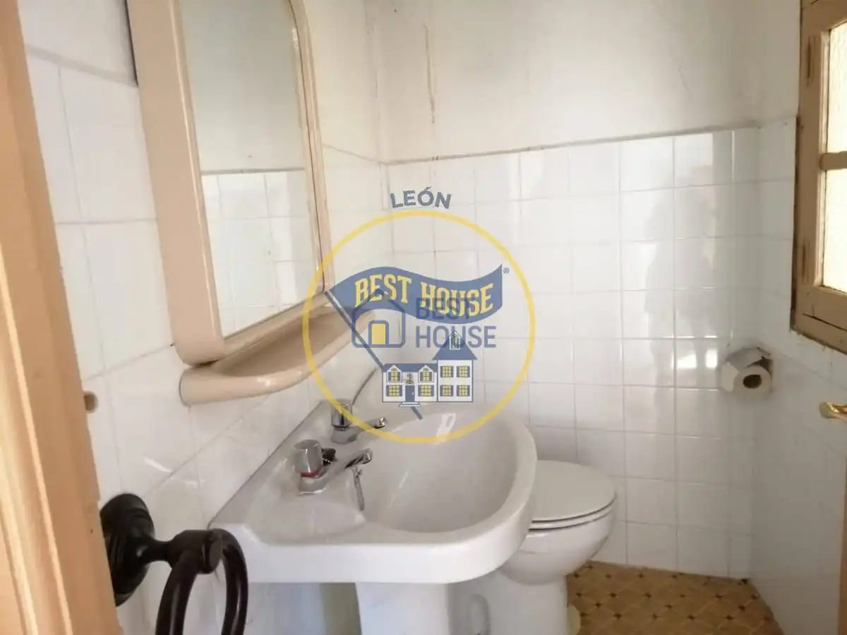Bathroom of Houses for sale in Rioseco de Tapia  with Storage room and Balcony