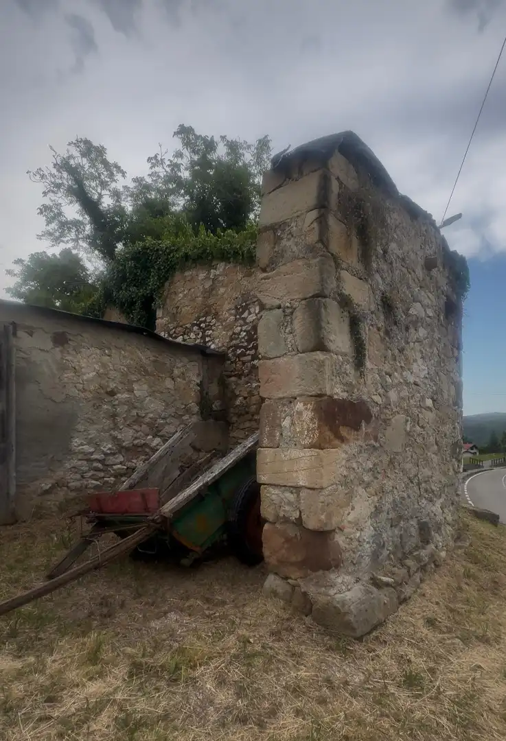 Vista exterior de Casa o xalet en venda en Udías amb Calefacció, Jardí privat i Terrassa