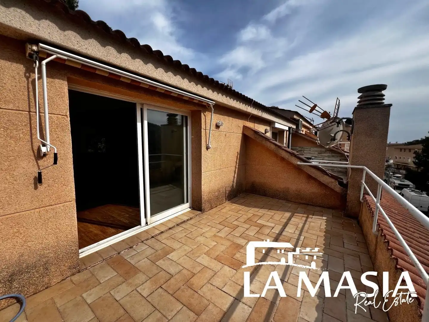 Außenansicht von Einfamilien-Reihenhaus zur Miete in Sitges mit Klimaanlage, Terrasse und Gemeinschaftspool