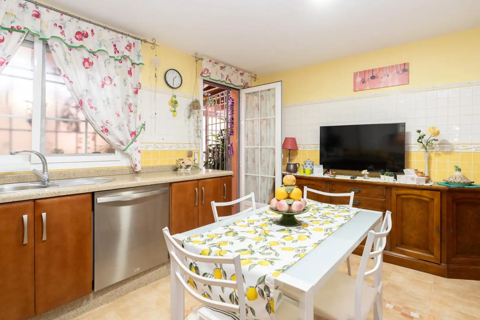 Cuina de Casa o xalet en venda en Motril amb Aire condicionat, Jardí privat i Terrassa