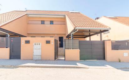 Exterior view of House or chalet for sale in Olías del Rey  with Balcony