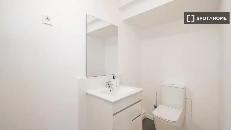 Baño de Piso de alquiler en Madrid con Aire acondicionado, Calefacción y Amueblado