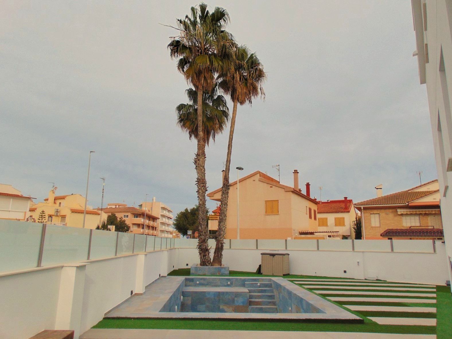 Piscina de Casa adosada en venda en San Pedro del Pinatar amb Aire condicionat, Calefacció i Jardí privat