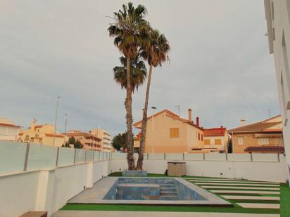 Piscina de Casa adosada en venda en San Pedro del Pinatar amb Aire condicionat, Calefacció i Jardí privat